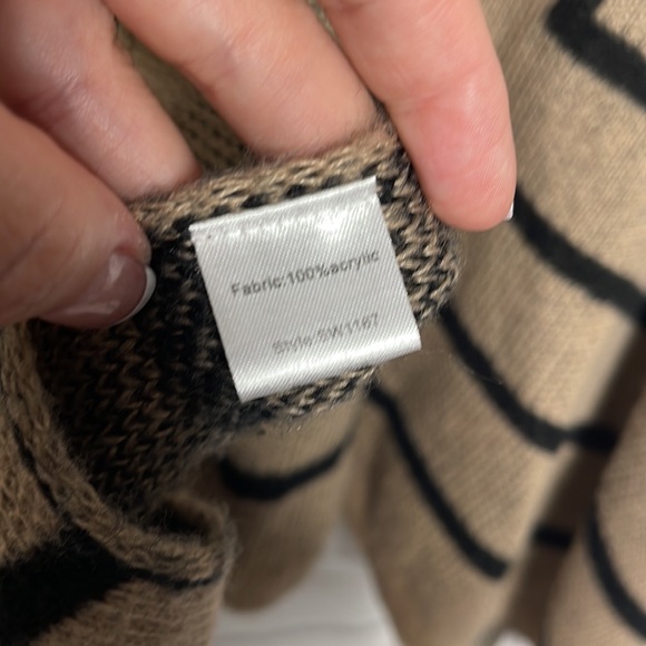 Elan Poncho Sweater With Buckle Detail Sz OSFM! - Picture 5 of 6